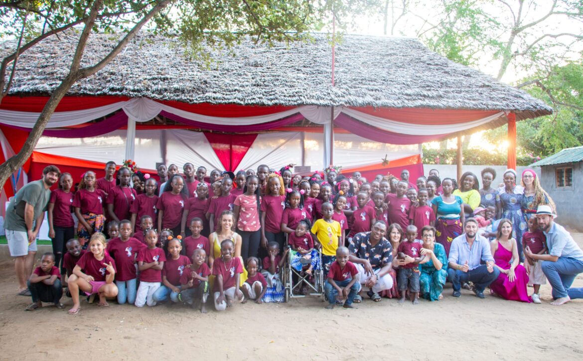 Foto di gruppo di bambini, ragazzi, mamme e ospiti davanti al gazebo addobbato per il matrimonio di Monica e Michael