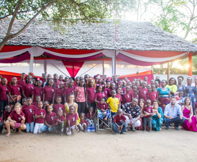 Foto di gruppo di bambini, ragazzi, mamme e ospiti davanti al gazebo addobbato per il matrimonio di Monica e Michael