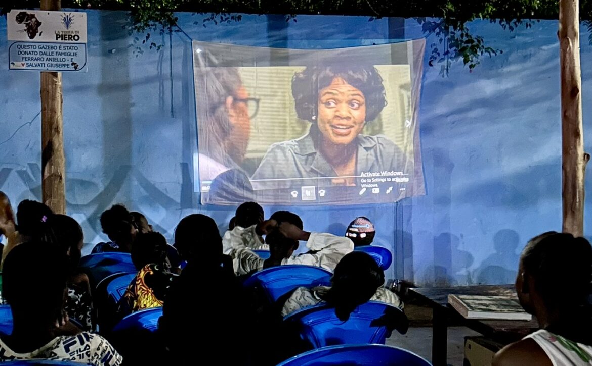 Bambini e ragazzi di FamigliaSempre durante una serata cinema sotto il gazebo del Rescue Centre
