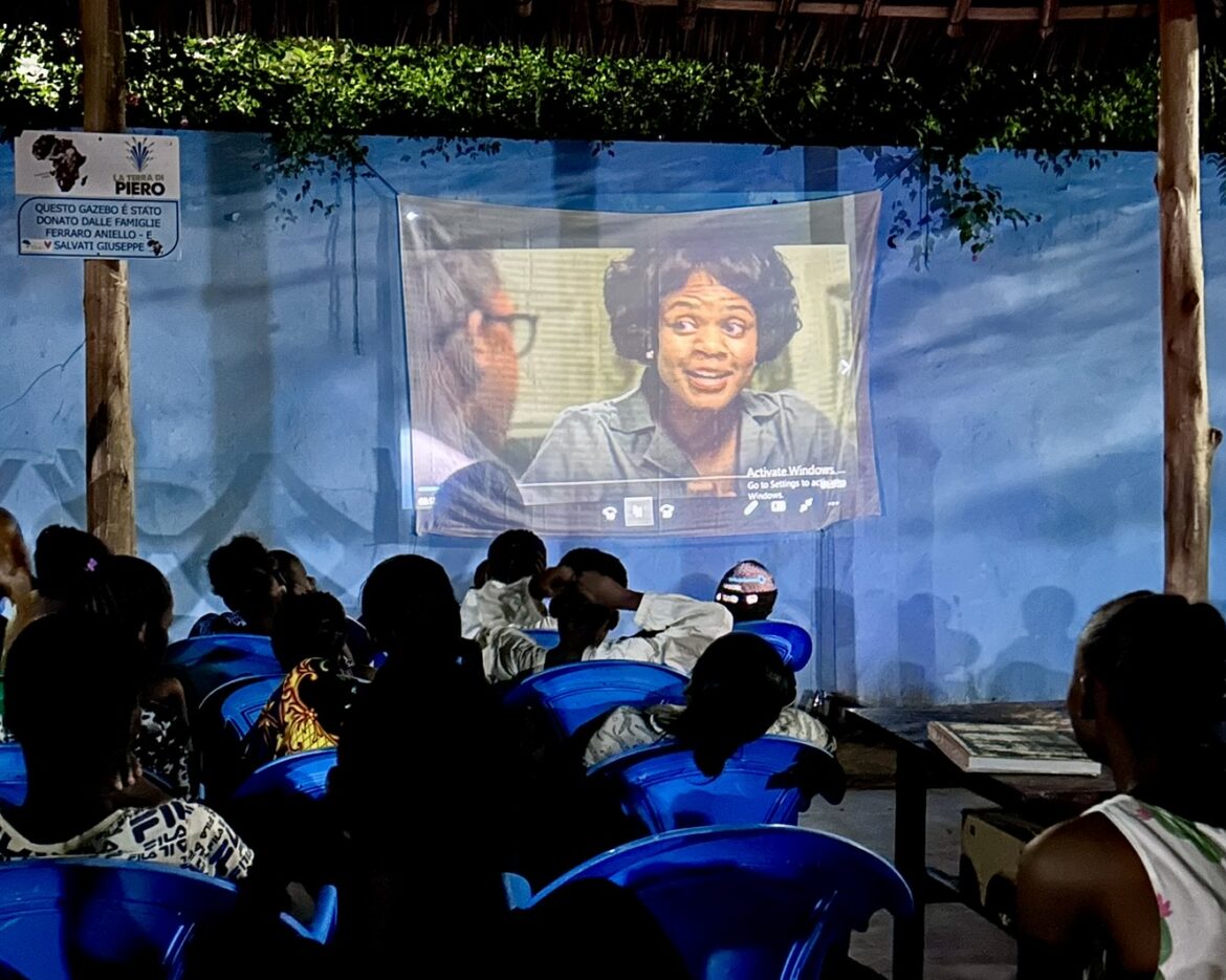 Bambini e ragazzi di FamigliaSempre durante una serata cinema sotto il gazebo del Rescue Centre