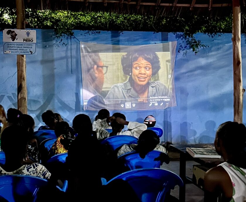 Bambini e ragazzi di FamigliaSempre durante una serata cinema sotto il gazebo del Rescue Centre