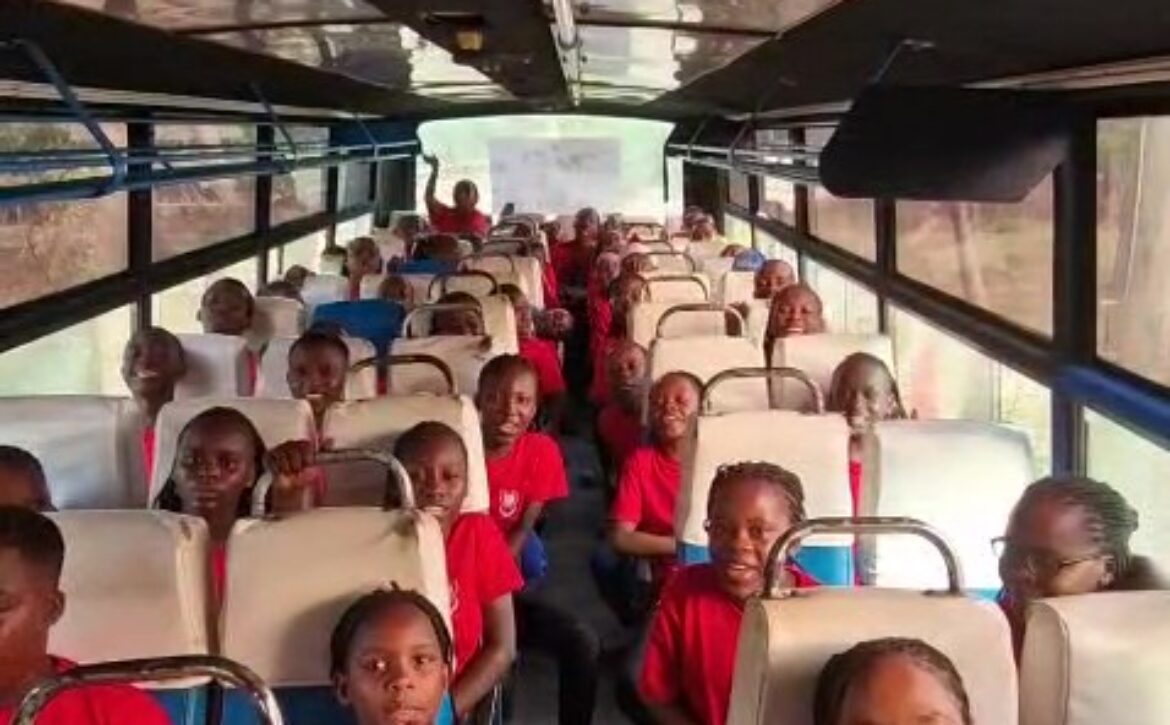 I ragazzi di FamigliaSempre sul pullman durante la gita di Natale a Mombasa