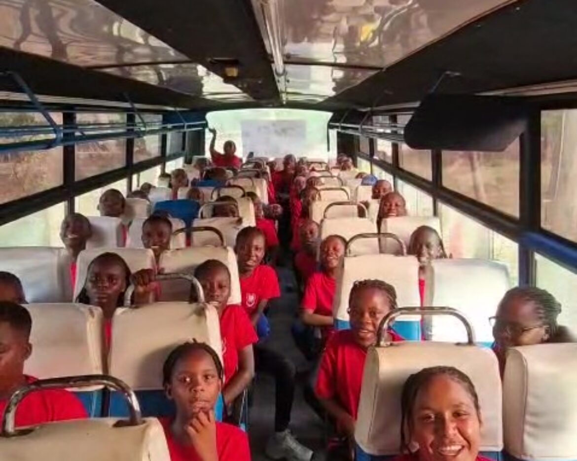 I ragazzi di FamigliaSempre sul pullman durante la gita di Natale a Mombasa